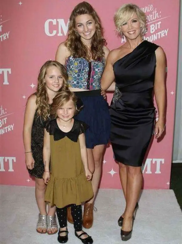 Jennie Garth with her daughters.