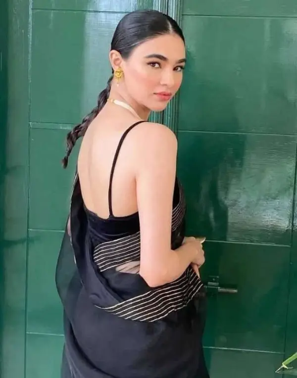 Stylish Girl Saheefa Jabbar Khattak in a black outfit