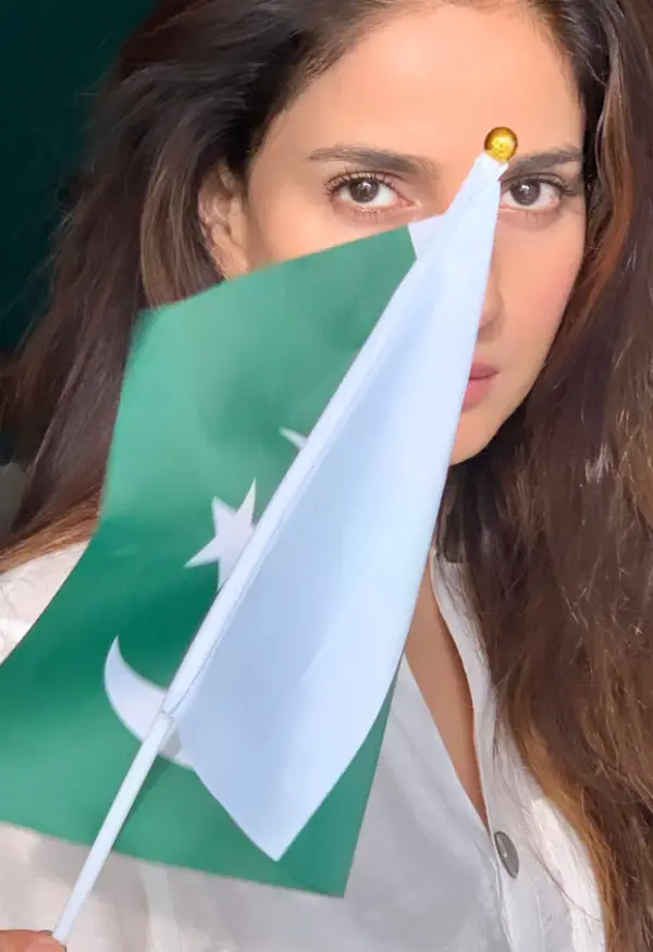 Actress Saba Qamar Zaman holds the Pakistani flag