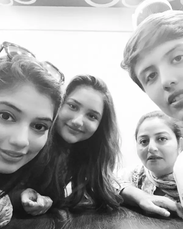 Faisal Qureshi first wife Rozina With her daughters and son