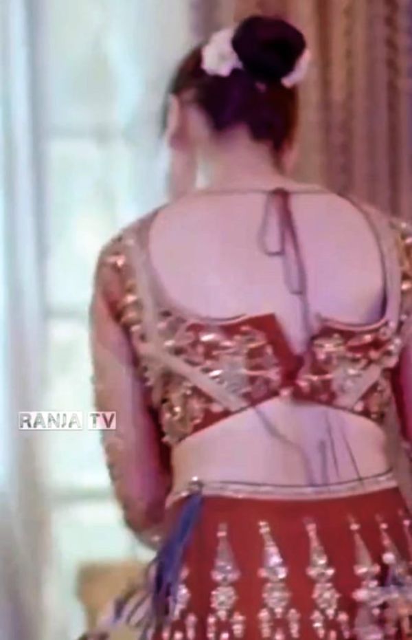 Hania Aamir Dress In Mujhe Pyaar Hua Tha Draws Criticism