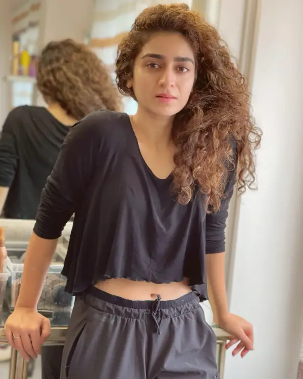 Hajra Yamin Stuns in Black Dress and Flaunts Her Belly Button