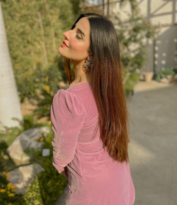 Hareem Farooq Stuns in Stylish Pink Velvet Dress