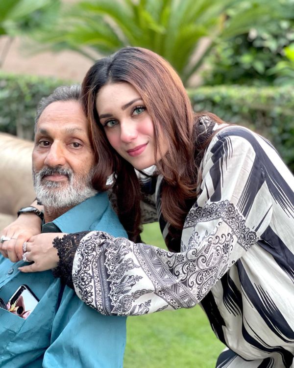 Model Hina Tariq with her father